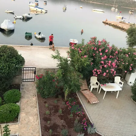 Midavkl Apartment Pirovac